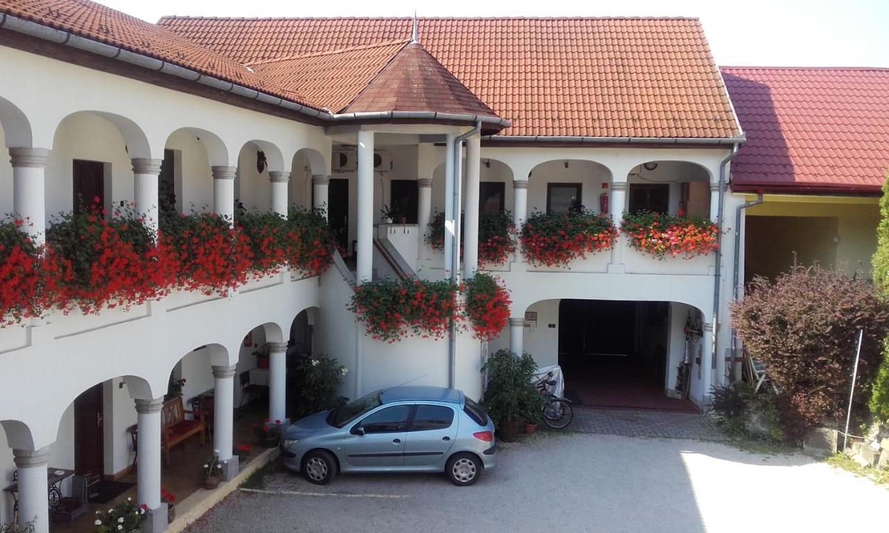 Bed and Breakfast Eden Panzio à Eger Extérieur photo