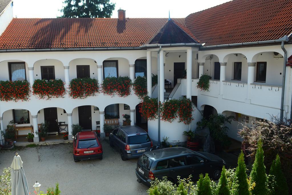 Bed and Breakfast Eden Panzio à Eger Extérieur photo