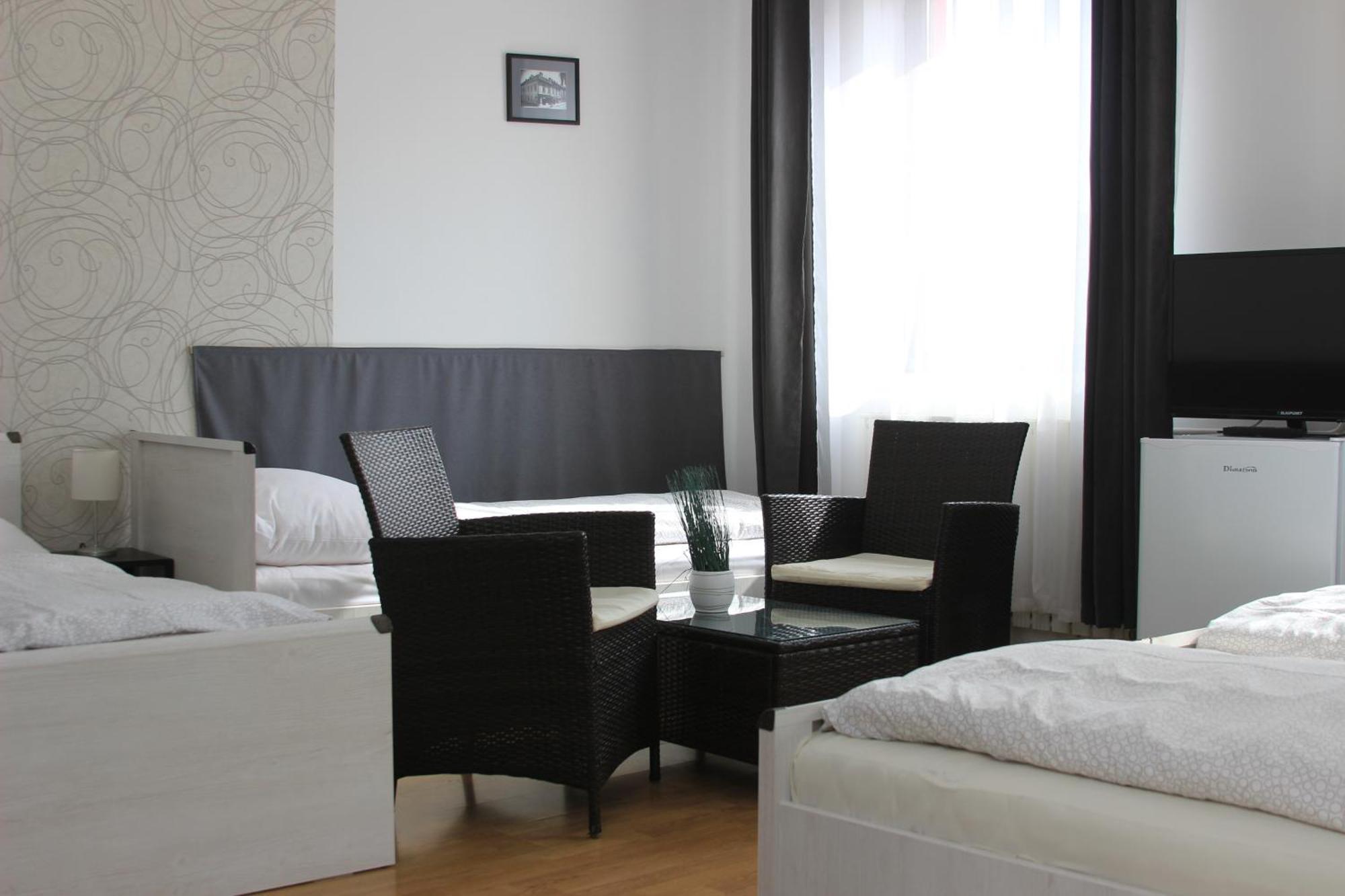 Bed and Breakfast Eden Panzio à Eger Extérieur photo