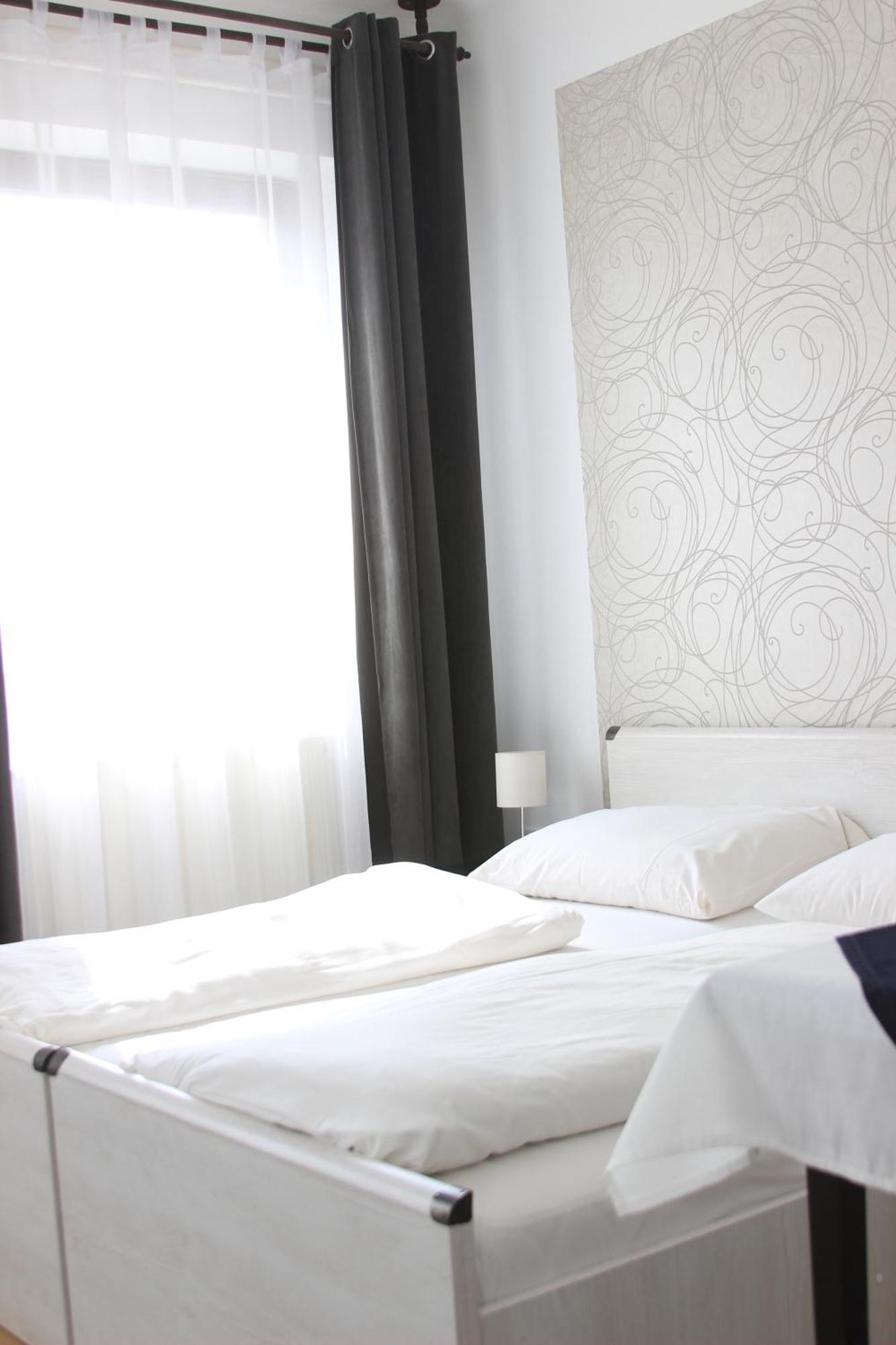 Bed and Breakfast Eden Panzio à Eger Extérieur photo