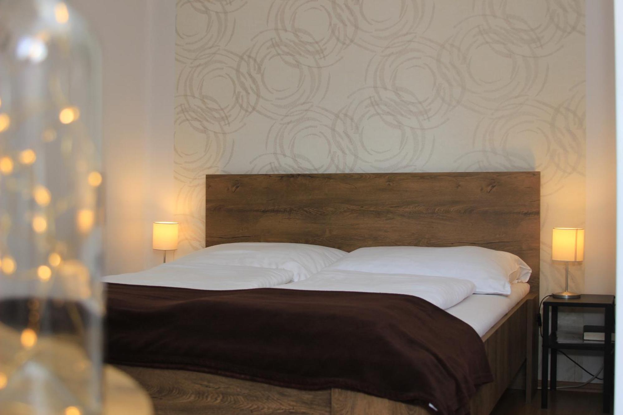 Bed and Breakfast Eden Panzio à Eger Extérieur photo