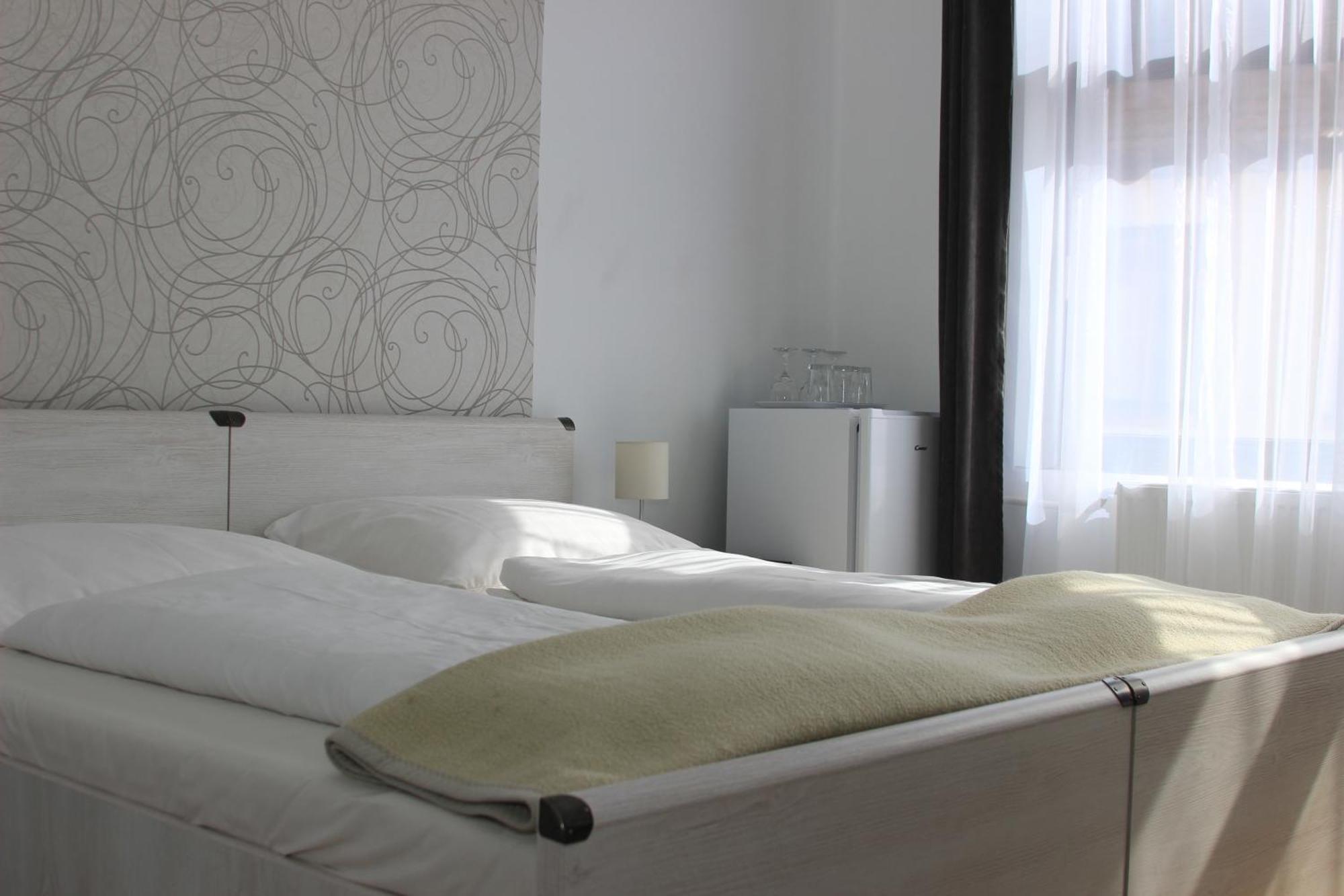 Bed and Breakfast Eden Panzio à Eger Extérieur photo