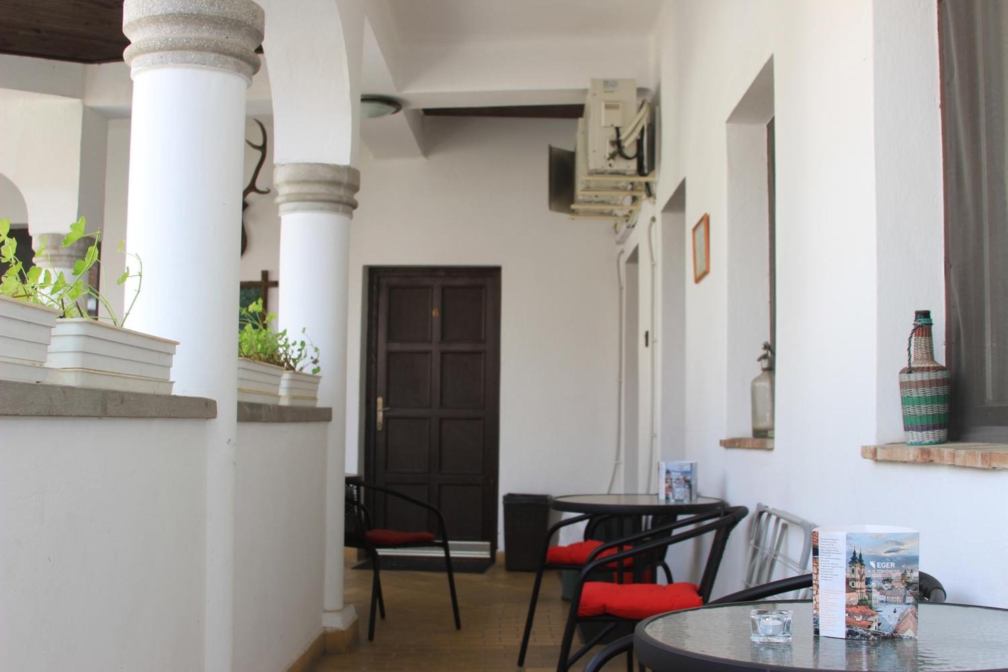 Bed and Breakfast Eden Panzio à Eger Extérieur photo