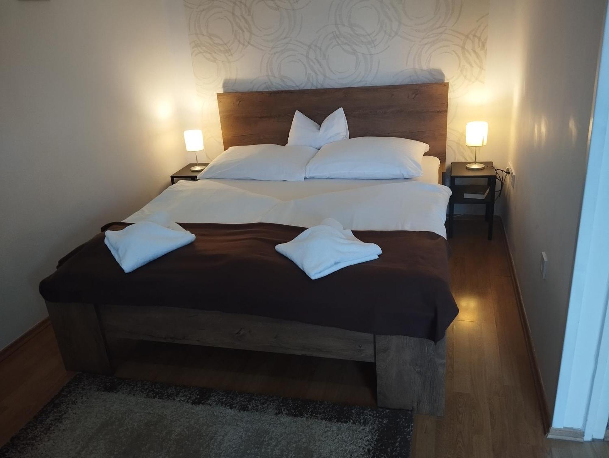 Bed and Breakfast Eden Panzio à Eger Extérieur photo