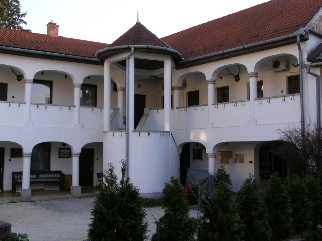 Bed and Breakfast Eden Panzio à Eger Extérieur photo