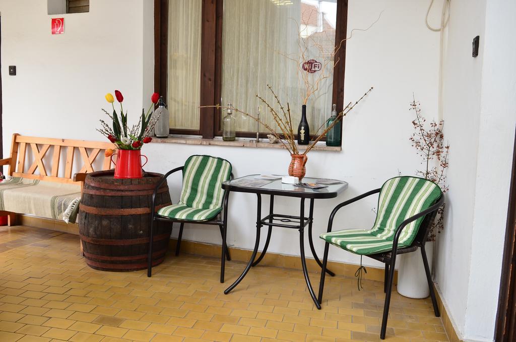 Bed and Breakfast Eden Panzio à Eger Extérieur photo