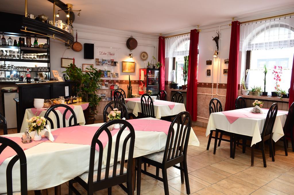 Bed and Breakfast Eden Panzio à Eger Extérieur photo