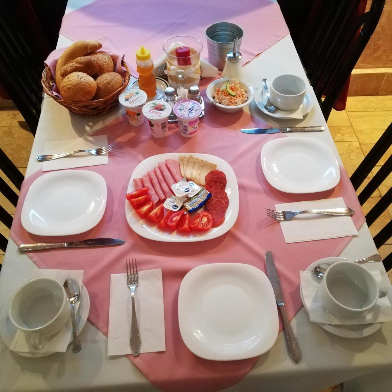 Bed and Breakfast Eden Panzio à Eger Extérieur photo